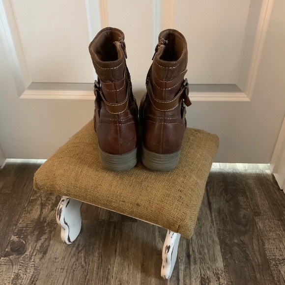 EARTHBOUND Leather Ankle Boot - Picture 2 of 4